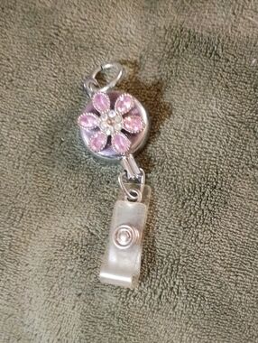 Source Unknown Pink Flower Retractable Badge Reel with Silver Base